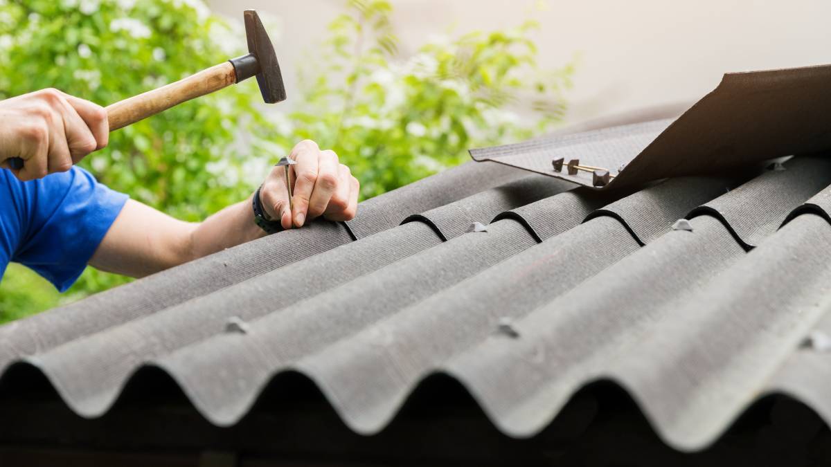 roofer,installing,bitumen,roof,sheets